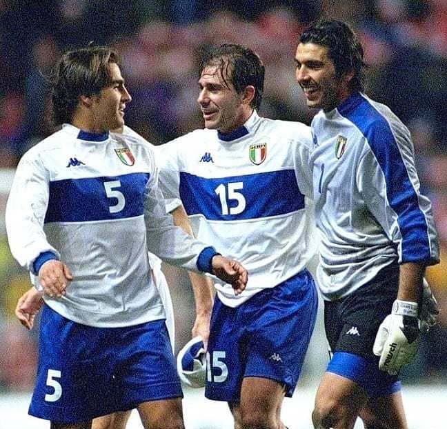 尽管他在马 尽管他在马